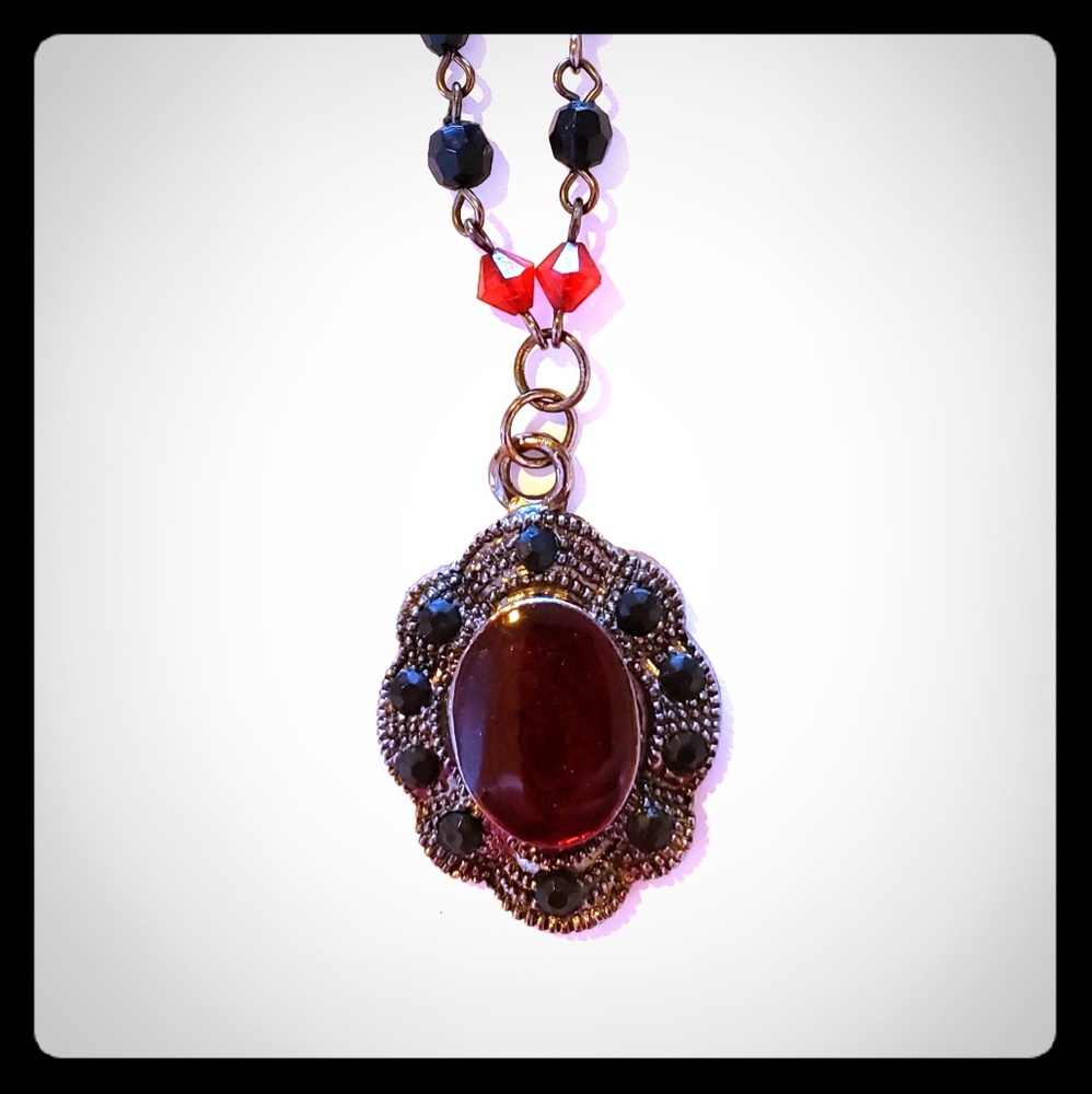 Scallop 16” Oval Black and Red With Beads Necklace
